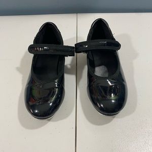 - Tap shoes, girls black girls, size 13 Velcro top.